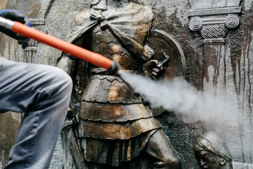 Steam cleaning of monuments