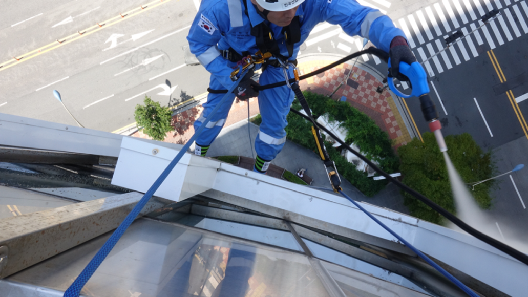 Steam cleaning of building facades